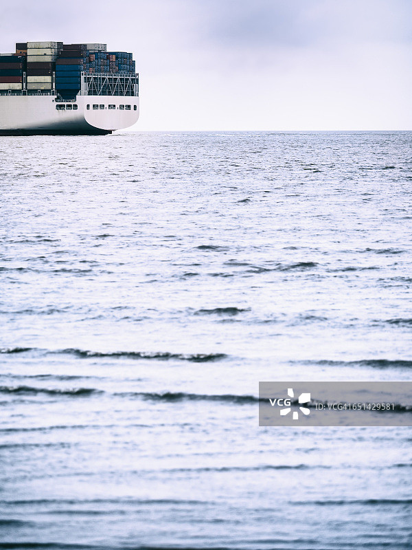 德国库克斯哈芬附近北海上的集装箱货轮船尾图片素材