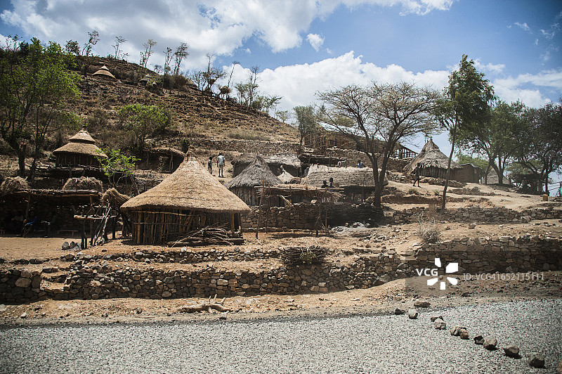 奥莫山谷靠近道路的村庄图片素材