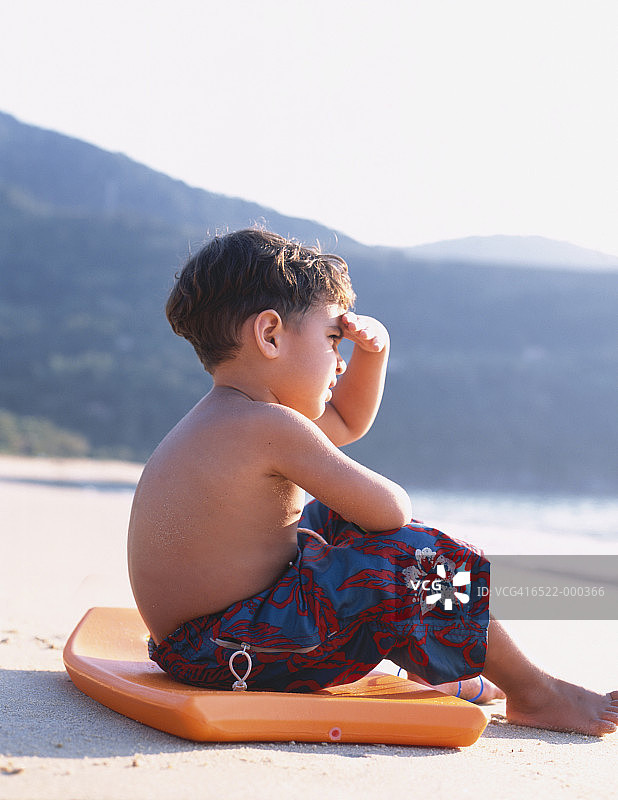趴板上的拉丁裔男孩图片素材
