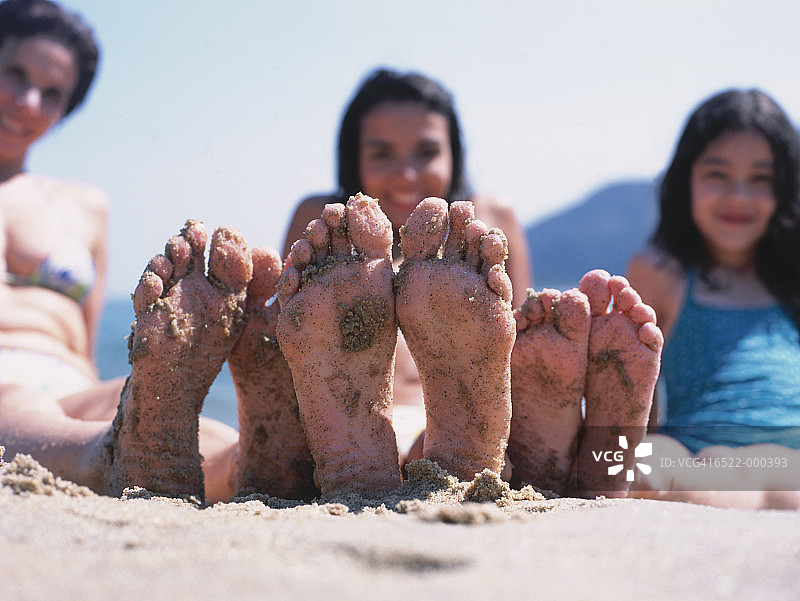 沙滩上的三名女子图片素材