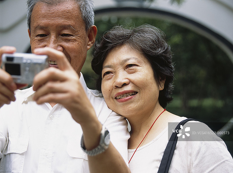 老年夫妇与相机图片素材