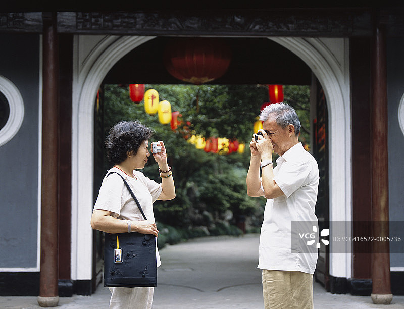 带着相机的老年夫妇图片素材