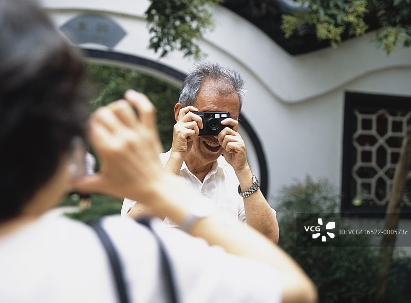 带着相机的老年夫妇图片素材