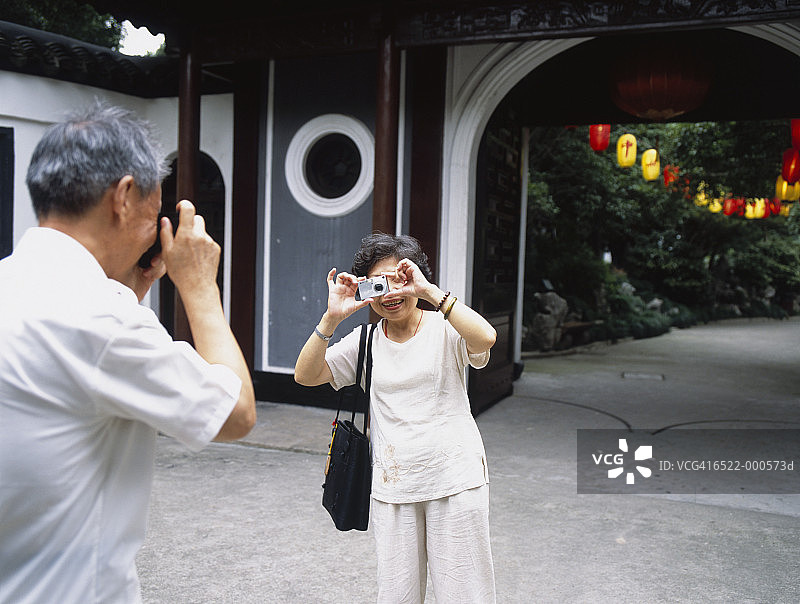 带着相机的老年夫妇图片素材