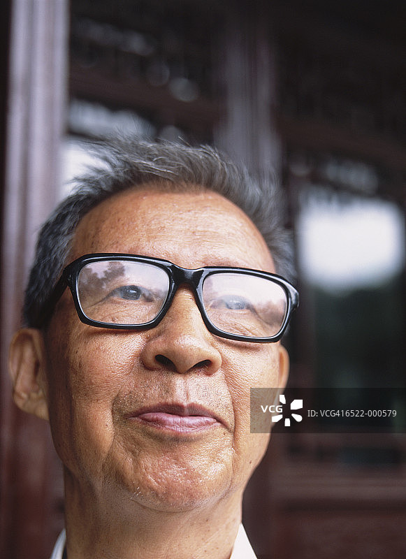 戴眼镜的老年男人图片素材