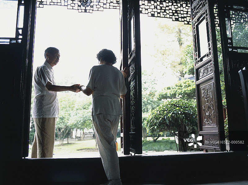 男人扶着女人过门图片素材
