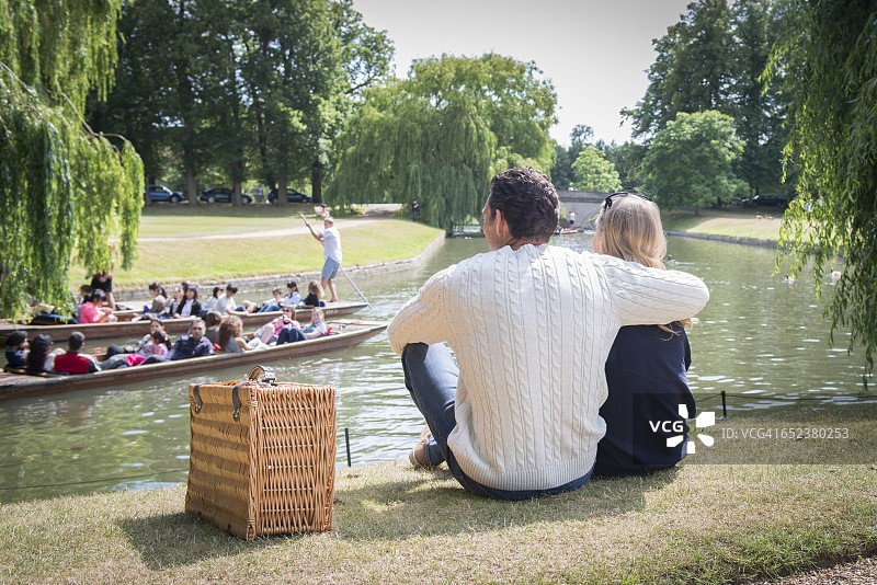 朋友们在剑河畔野餐图片素材