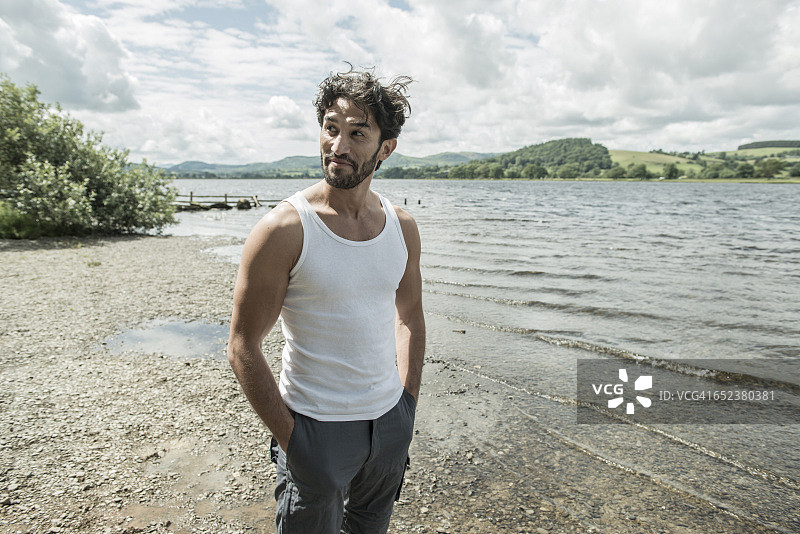 站在威尔士巴拉湖岸边的白背心胡须男图片素材