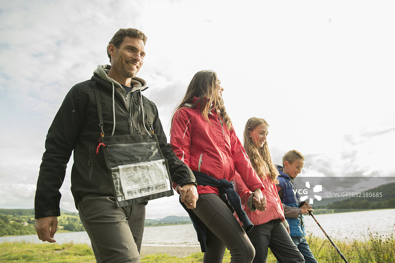 一家五口在威尔士巴拉湖岸边散步图片素材