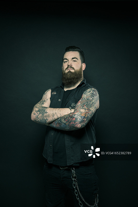 有纹身手臂的胡须男士棚拍肖像图片素材