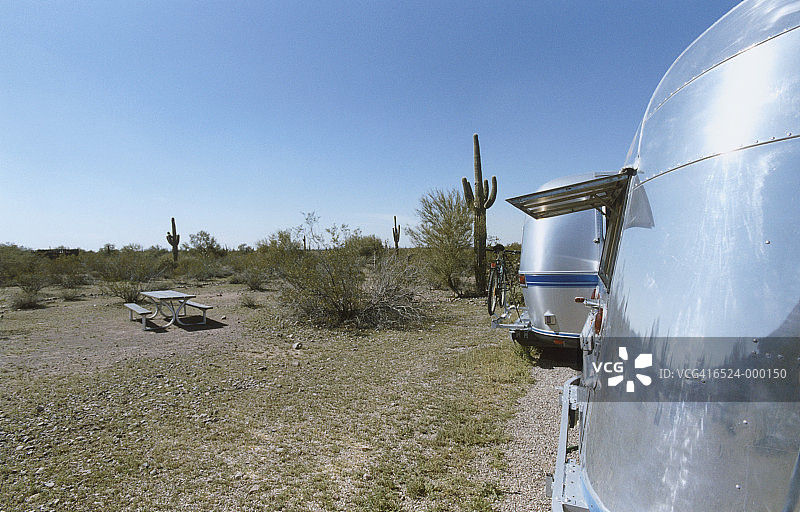 沙漠中的拖车房图片素材