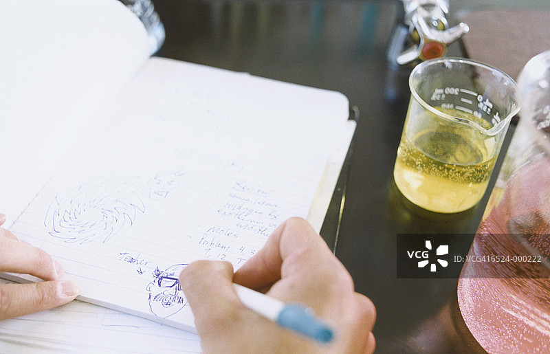 学生在笔记本上写作图片素材