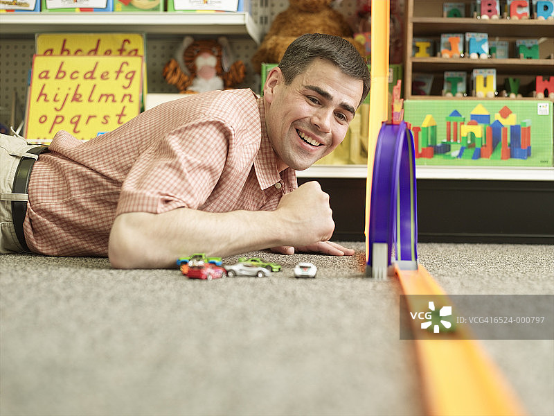 男人玩玩具车图片素材