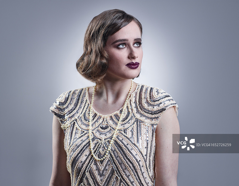 身着20世纪20年代风格的年轻女子图片素材