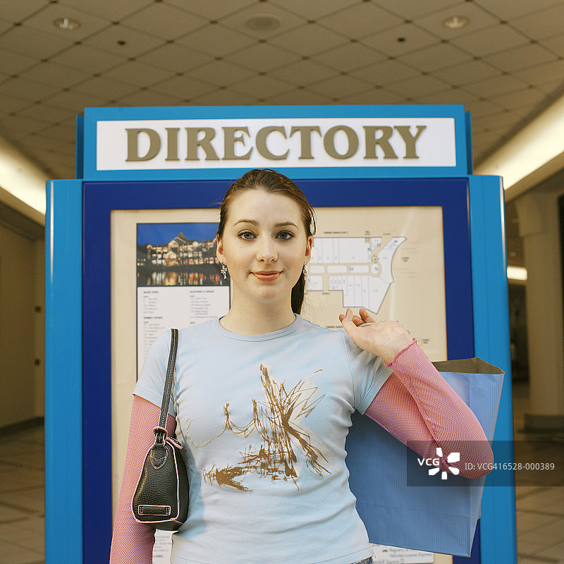 在购物中心的女孩图片素材