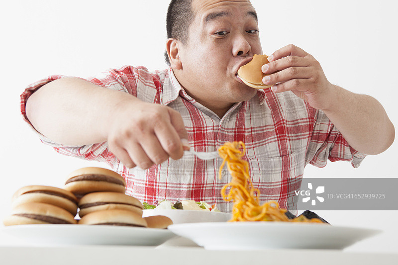 中年日本男人用餐图片素材