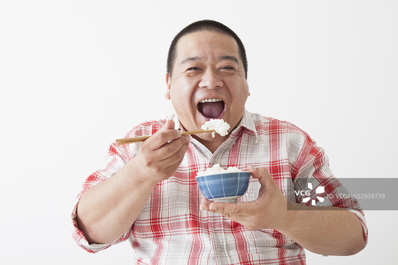 中年日本男人用餐图片素材