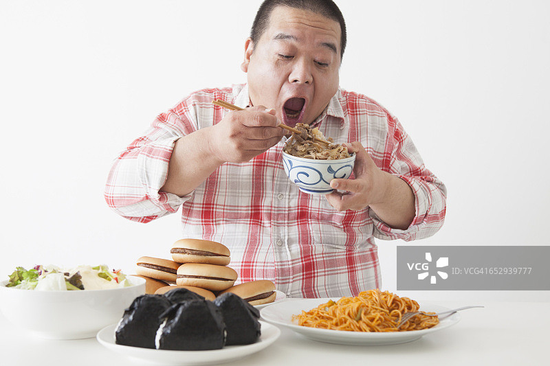 中年日本男人用餐图片素材