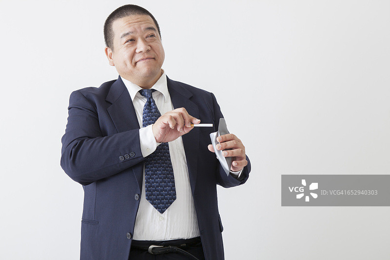 穿着西装的中年日本男人图片素材