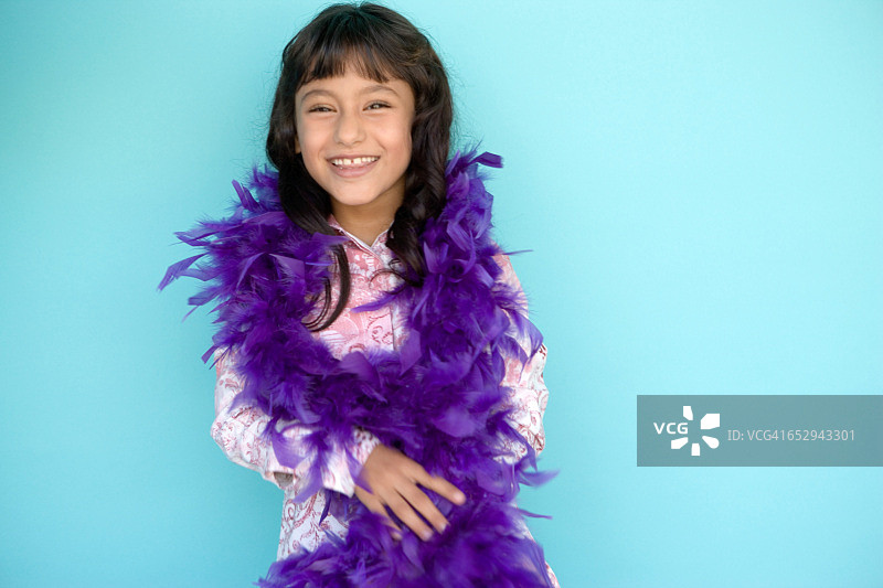 年轻女孩玩羽毛围巾图片素材