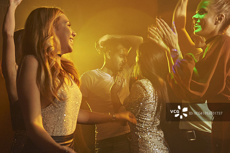 朋友们在夜总会图片素材