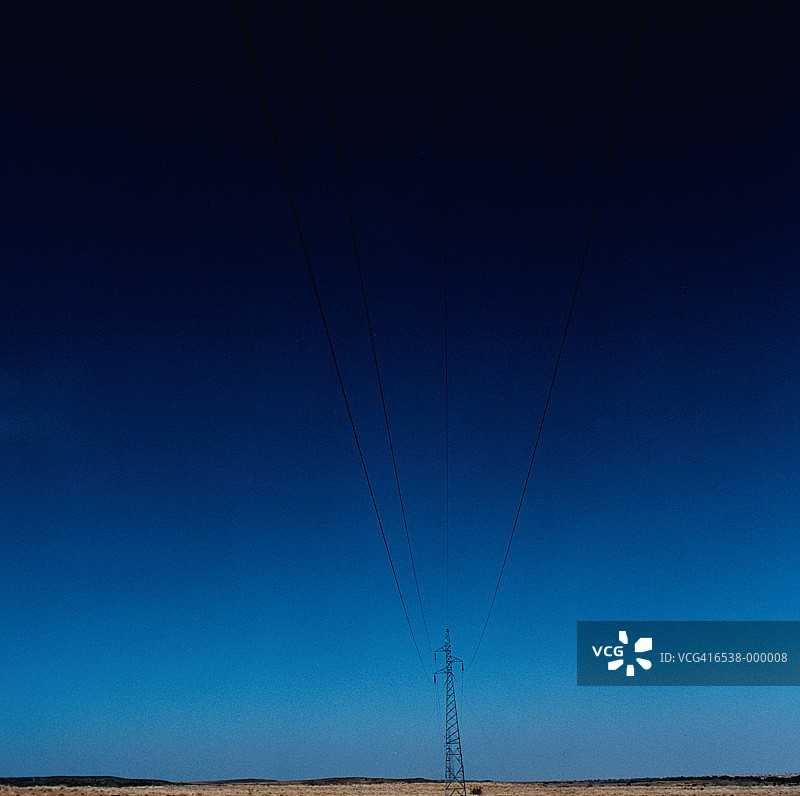 沙漠中的电力塔图片素材