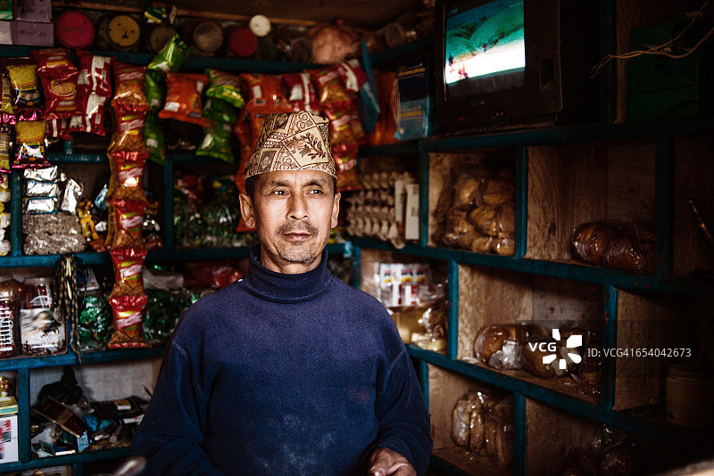 在商店里的男人肖像图片素材