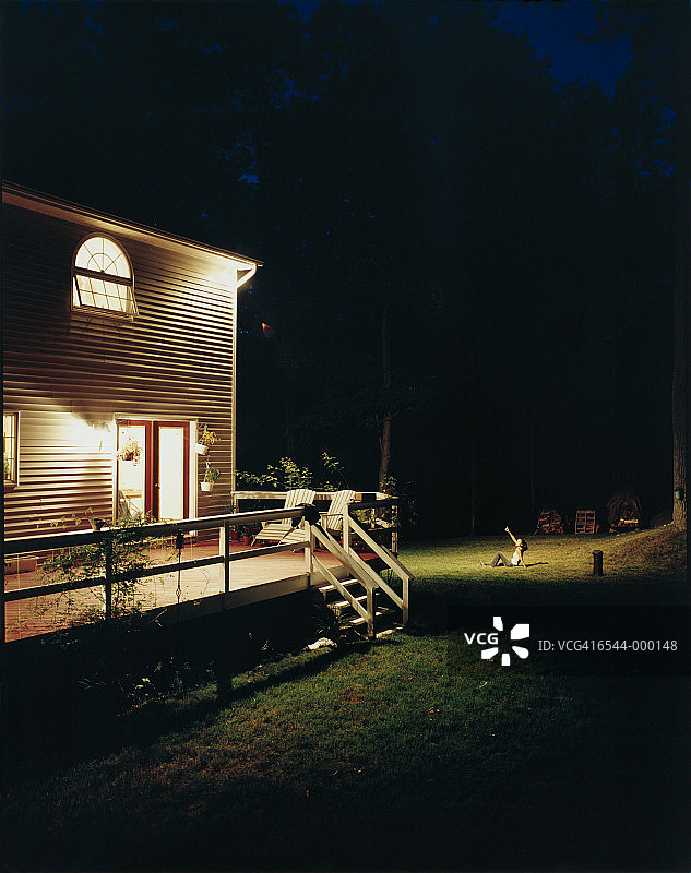 指向夜空的女人图片素材