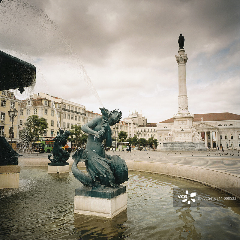 广场喷泉中的雕像图片素材