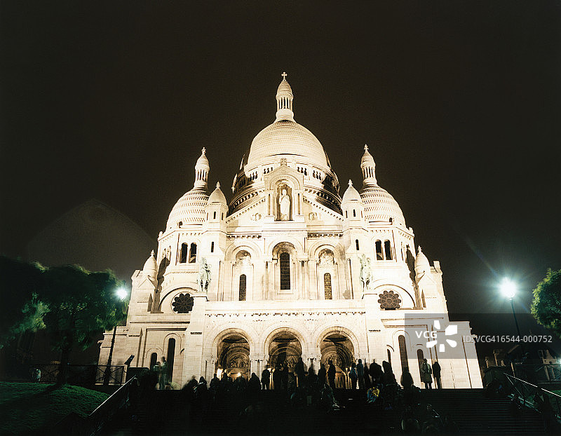 夜幕下的圣心大教堂图片素材