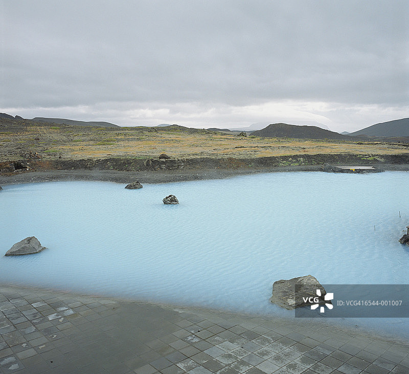 湖中的岩石图片素材