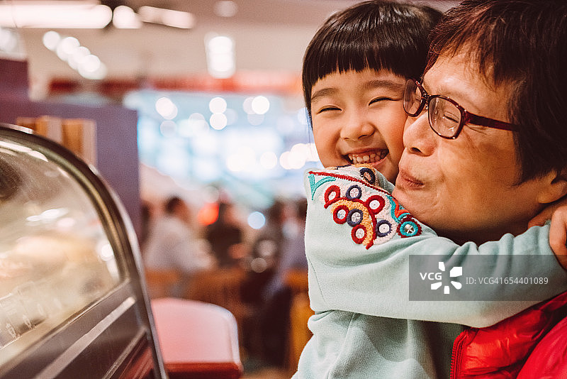 小孙女高兴地拥抱奶奶图片素材