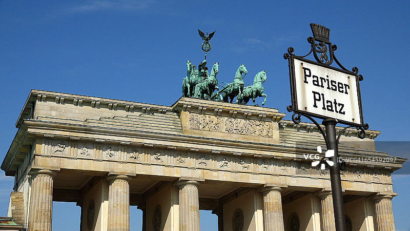 柏林巴黎广场的勃兰登堡门图片素材