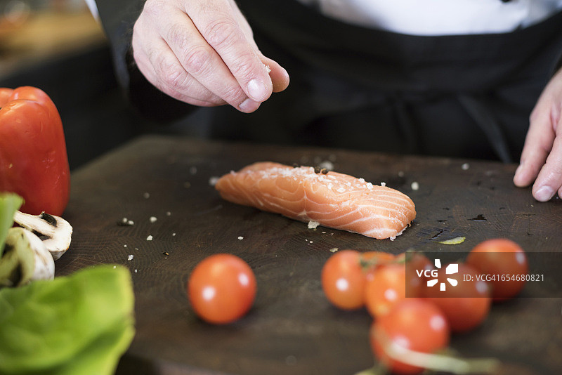 海盐非常适合搭配鲑鱼，波兰热舒夫图片素材