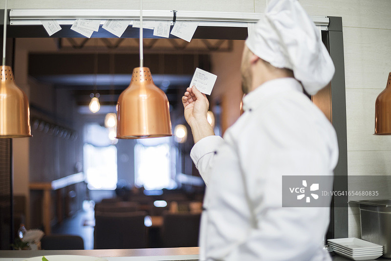 正在接单的厨师背影，波兰热舒夫图片素材