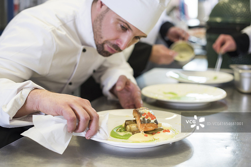 完美的菜肴和完美清洁的盘子图片素材