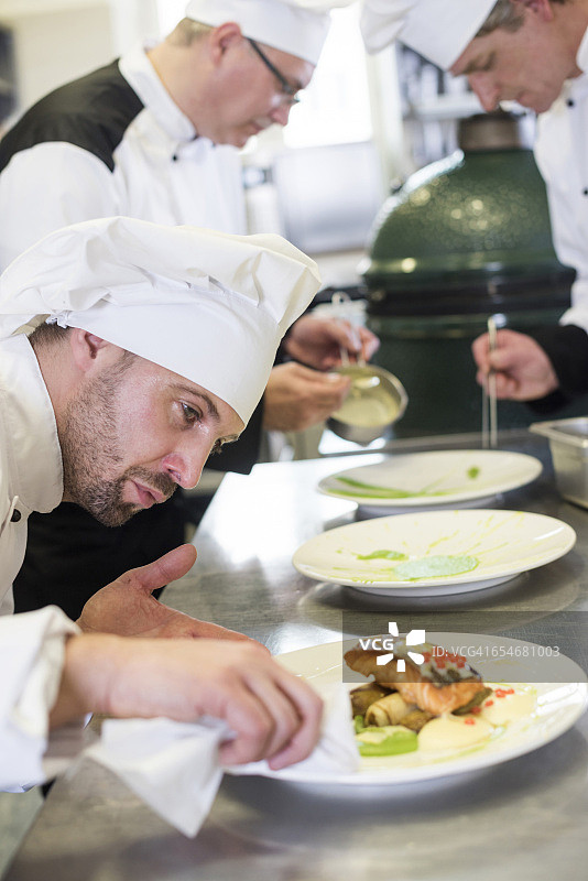厨师在餐前清洁桌子，波兰热舒夫图片素材
