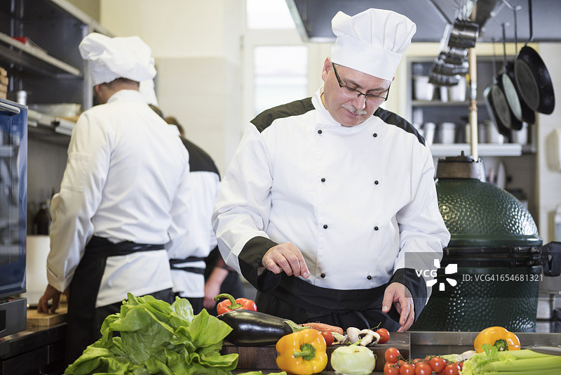 厨师烹制拿手菜图片素材