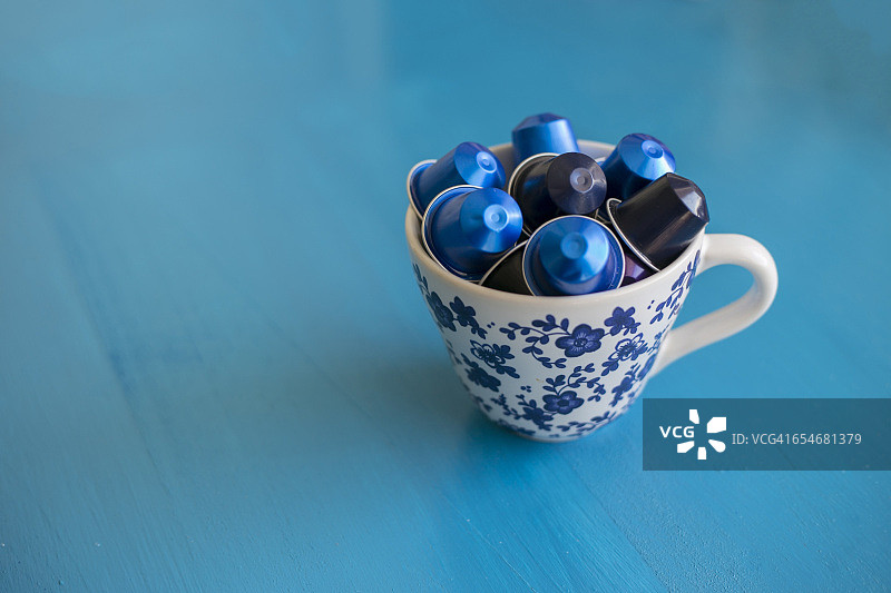 装满咖啡胶囊的陶瓷杯图片素材