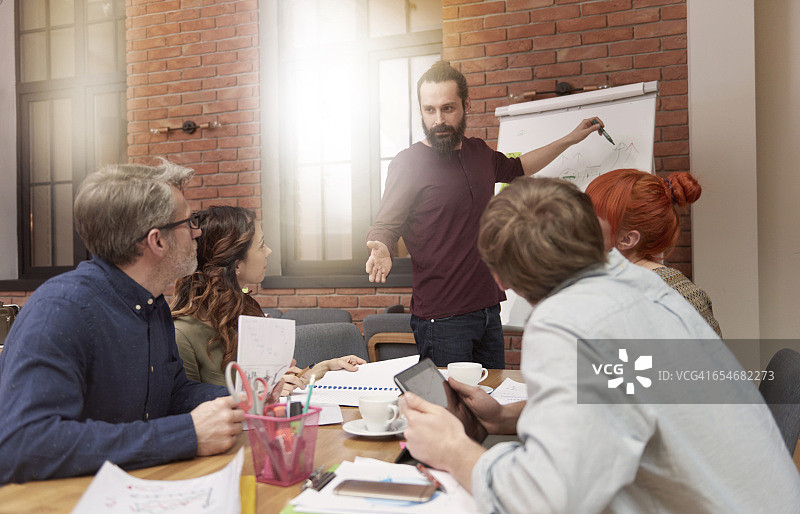 与同事在会议室会面图片素材