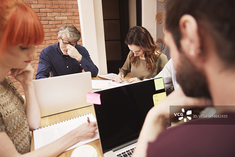 商务会议上疲惫的男人，波兰热舒夫图片素材