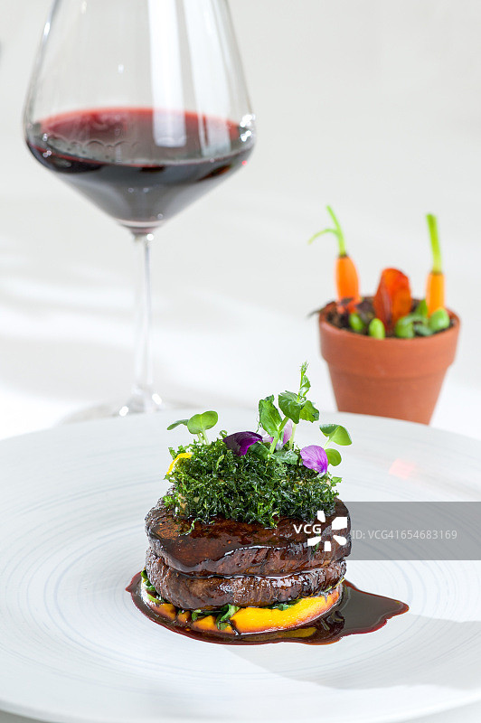 和牛里脊配鹅肝、菠菜、真姬菇和佩里格酱汁图片素材