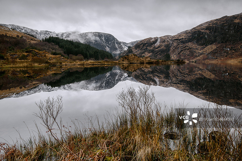 爱尔兰古根巴拉湖面倒影山景图片素材