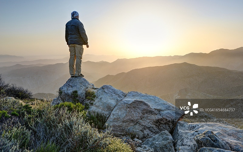 站在山顶上的男人，麦凯恩谷，加利福尼亚州，美国图片素材