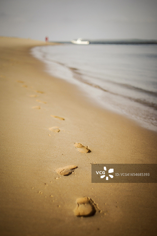 莫桑比克马普托海滩上的沙滩足迹图片素材