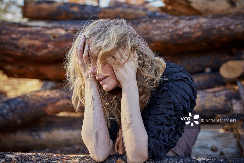 身处倒下的树木中的女人图片素材