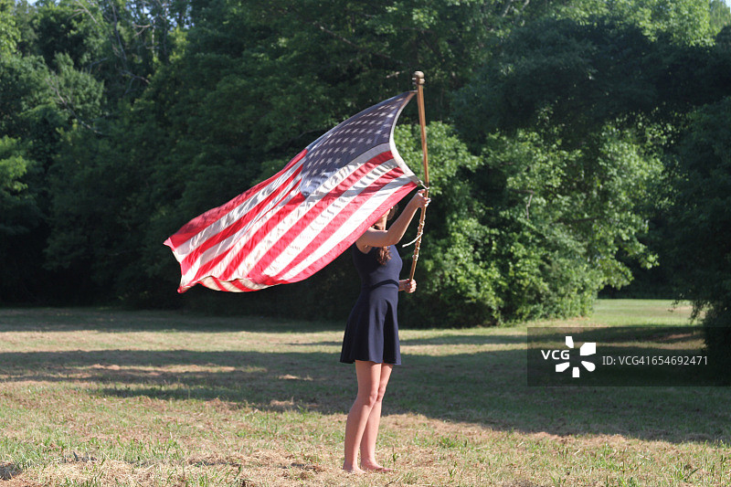 身披美国国旗的女人图片素材