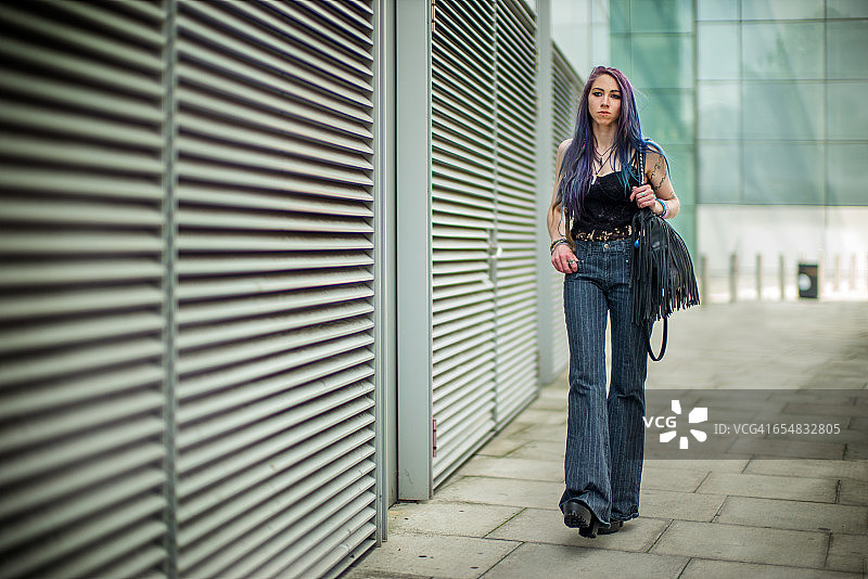 城市里的年轻时尚女人图片素材