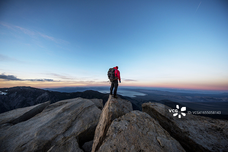 山顶上的男人图片素材