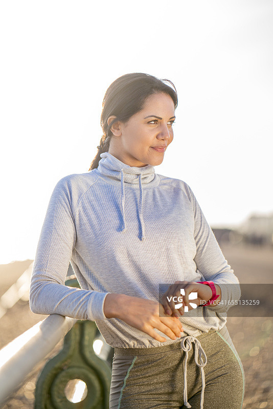 女人在海滩跑步时休息图片素材